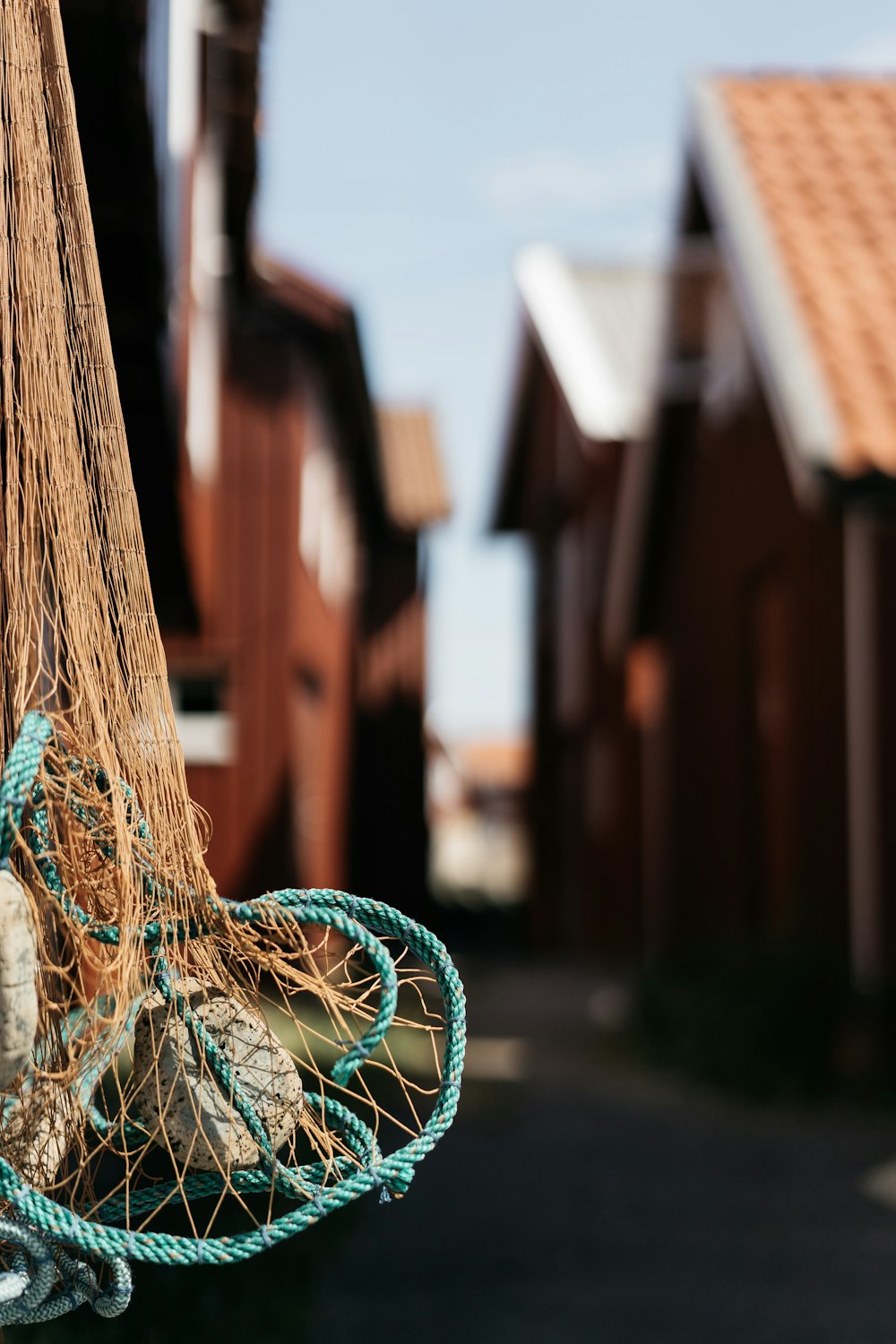 photo en gros plan d’un filet brun près du village