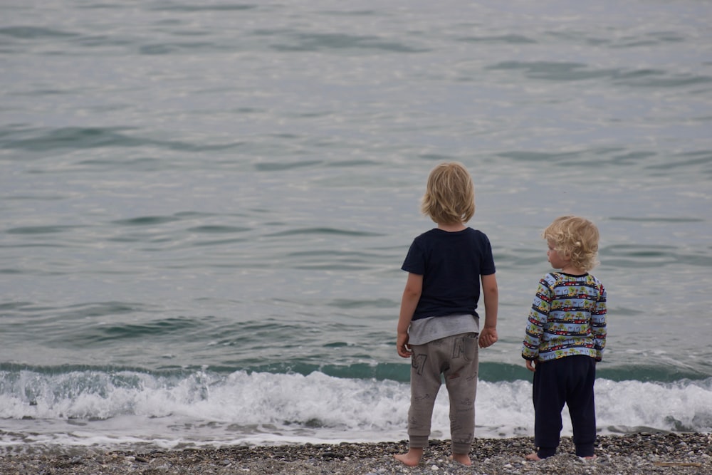岸辺に立つ二人の子供