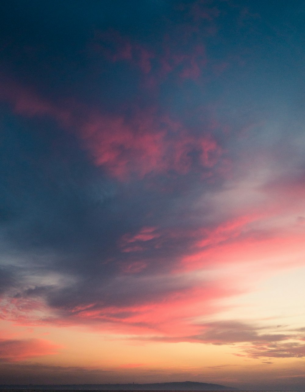 Rote und blaue Wolken zur goldenen Stunde