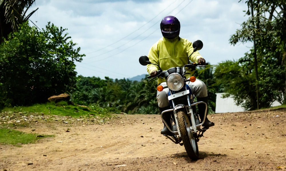 Mann fährt Motorrad