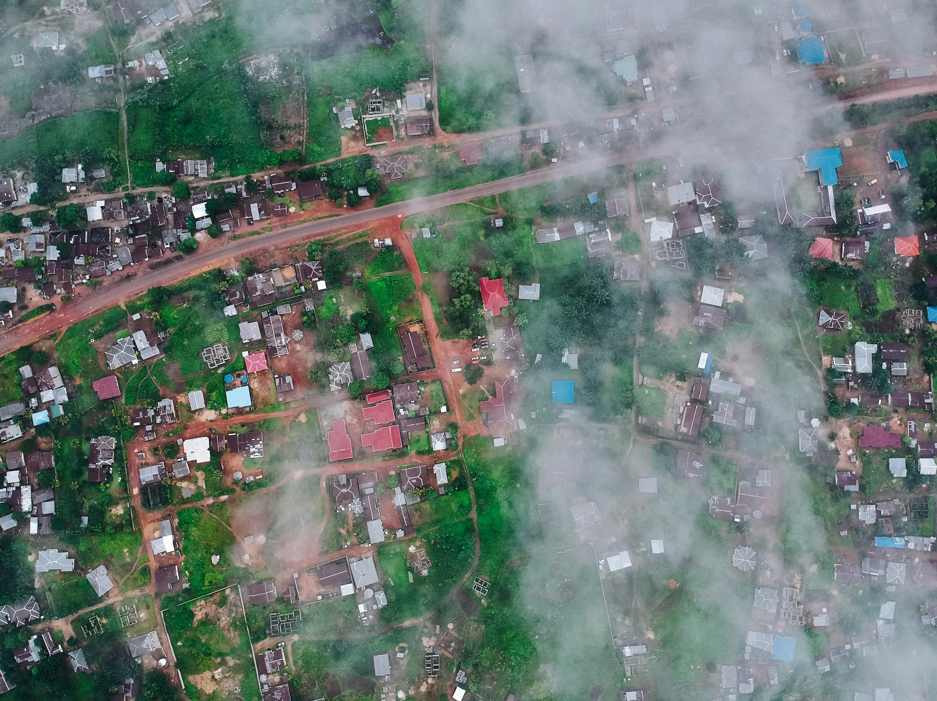 Vue aérienne d une ville sous la brume matinale en Sierra Leone