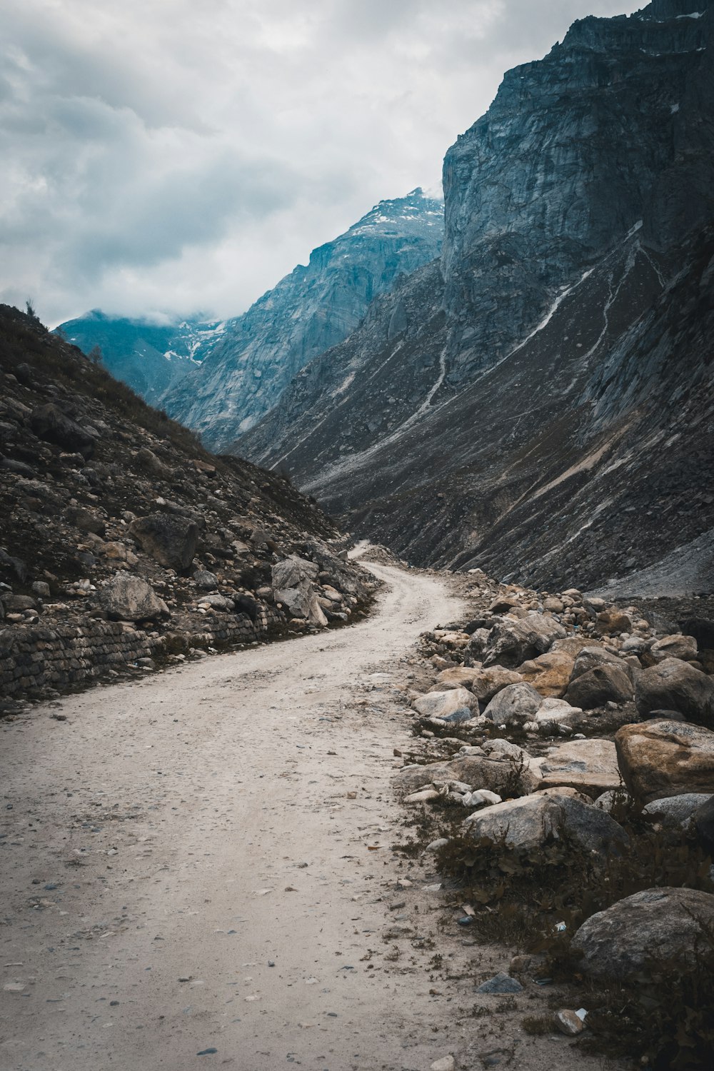 caminho cinzento