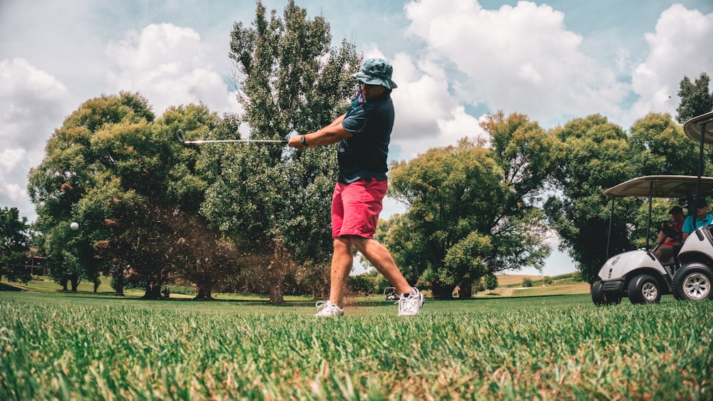 homme jouant au golf