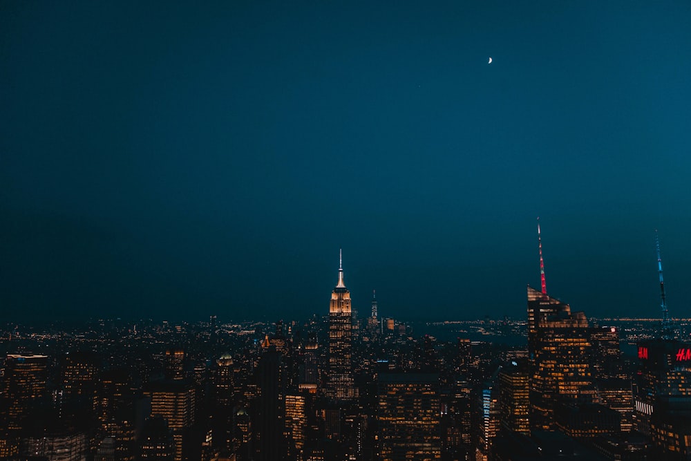 夜間のエンパイアステートビルの航空写真