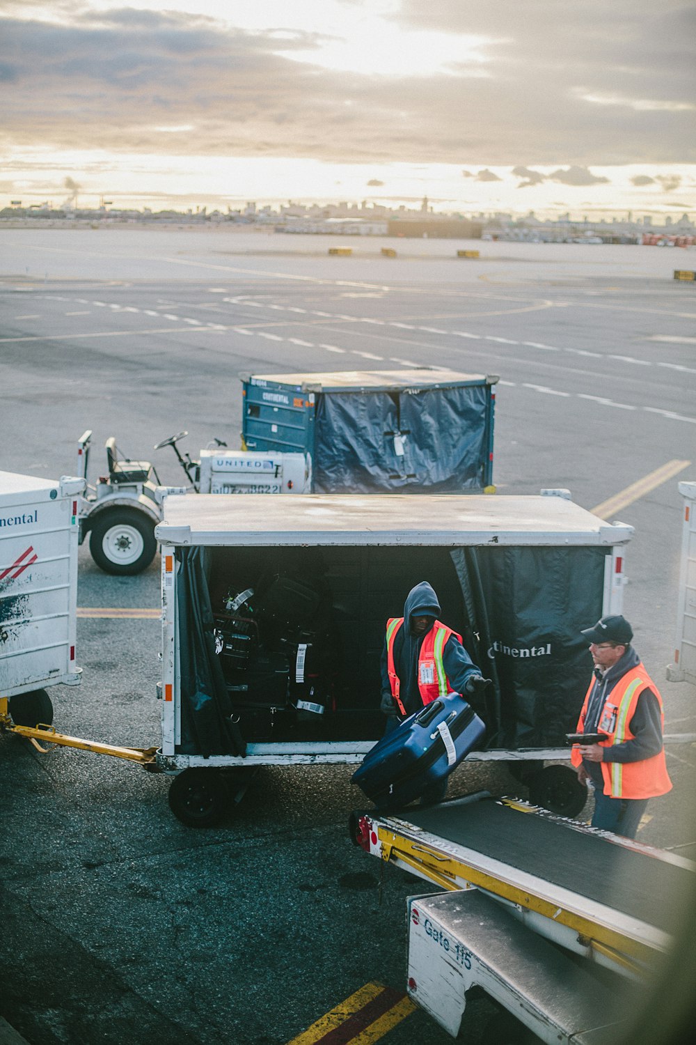 空港で荷物を抱える2人の男性