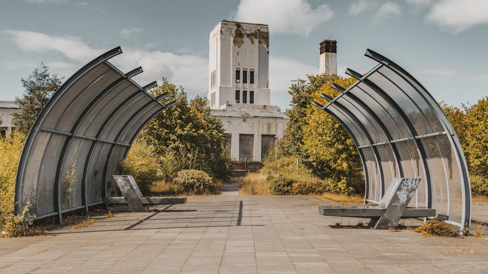 Bâtiment en béton blanc à côté d’un arbre