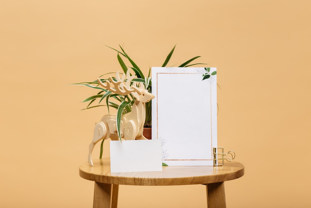 cerf mâle buck 3D décor de table à côté du cadre photo vide sur la table