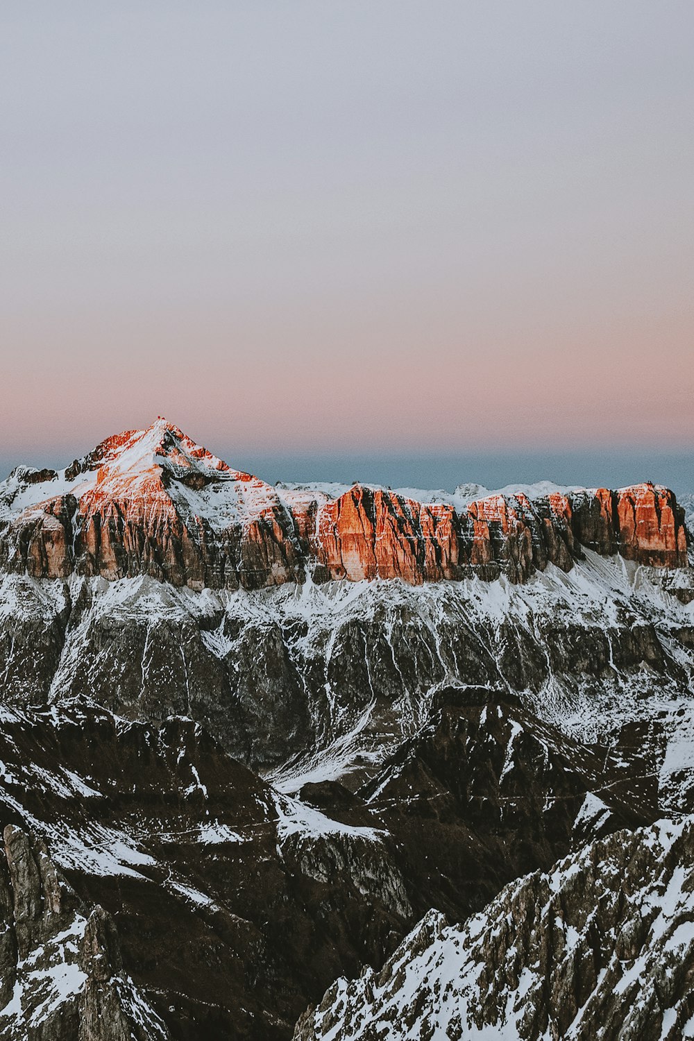 Fotografía de montañas cubiertas de nieve durante el día
