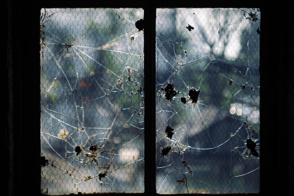 fenêtre en verre fissurée