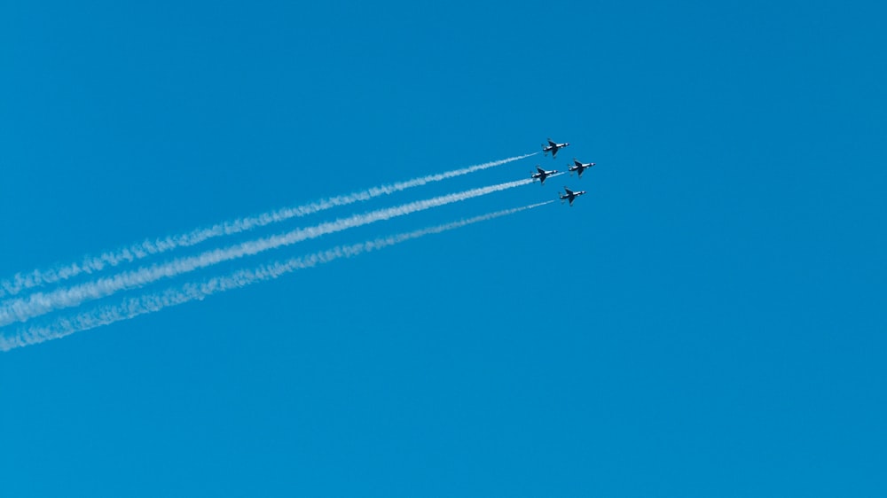 Cuatro aviones de combate