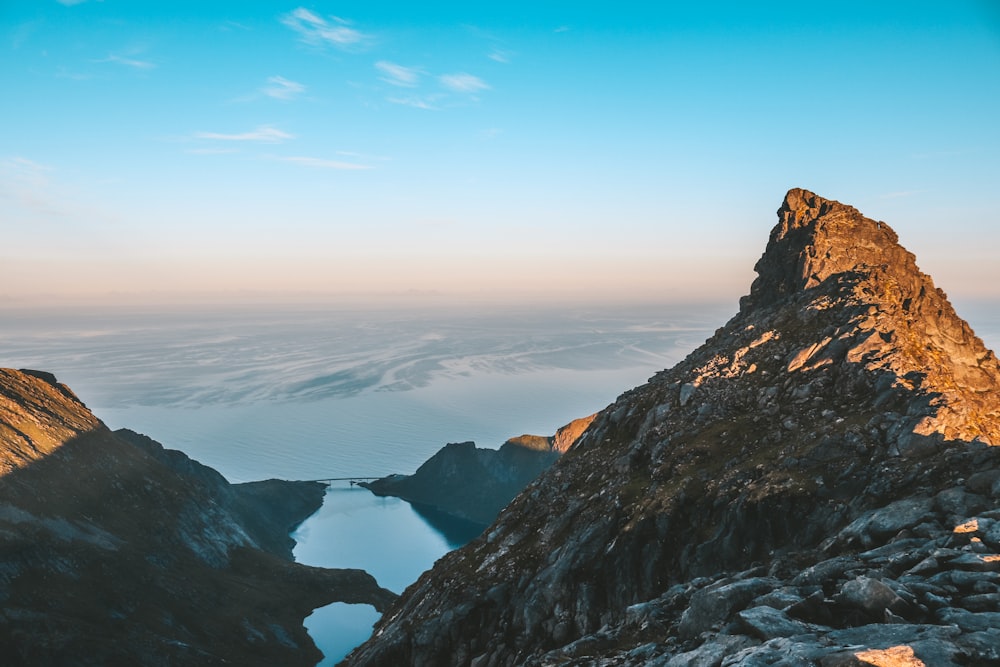 Pico da montanha cinzenta perto do corpo de água