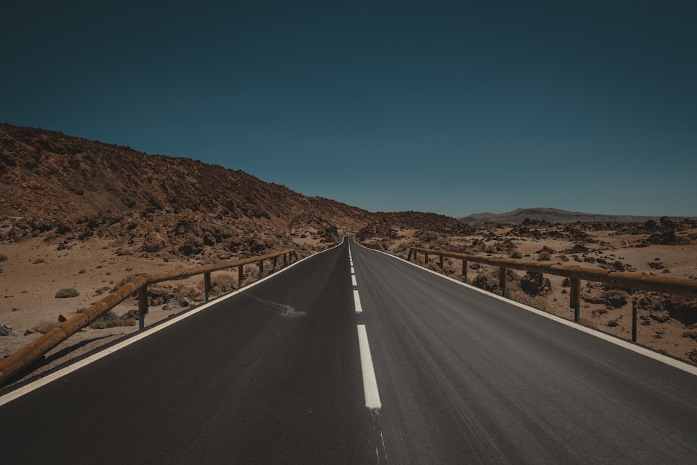 Une route vide au milieu d’un désert