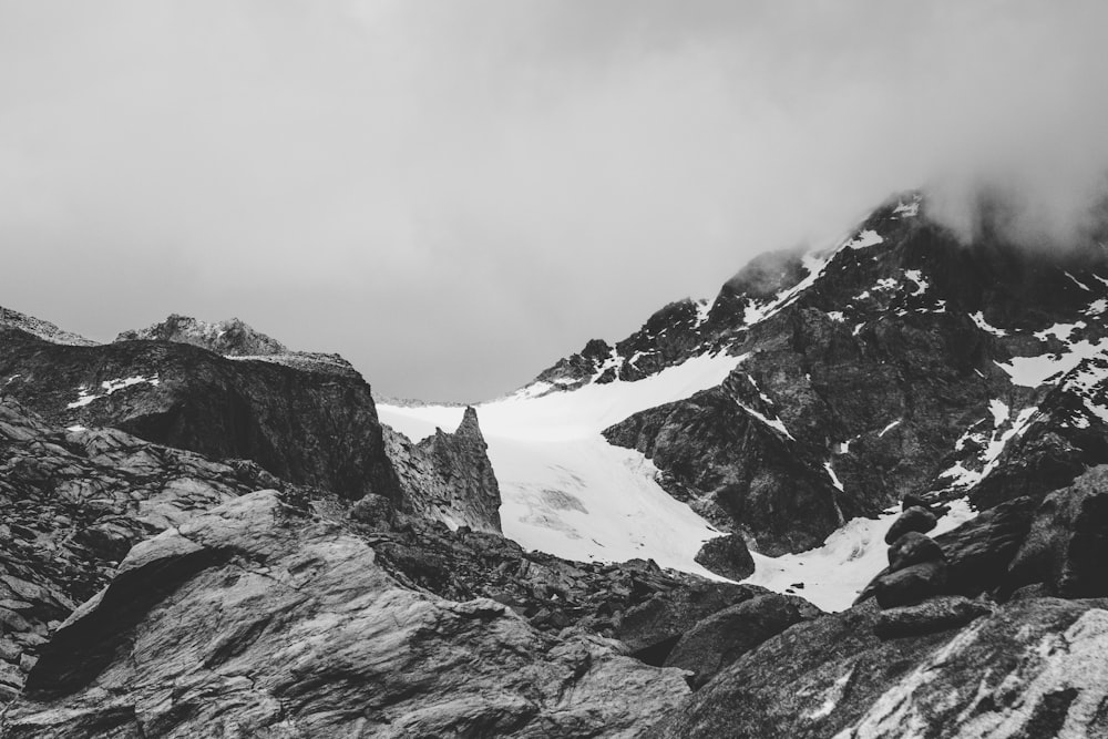 Photographie en niveaux de gris de la montagne enneigée