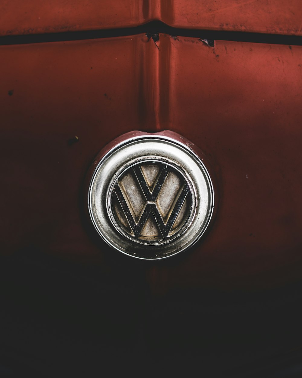 silver-colored Volkswagen emblem