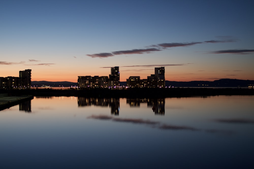 fotografia panorâmica de edifícios sob céu azul claro