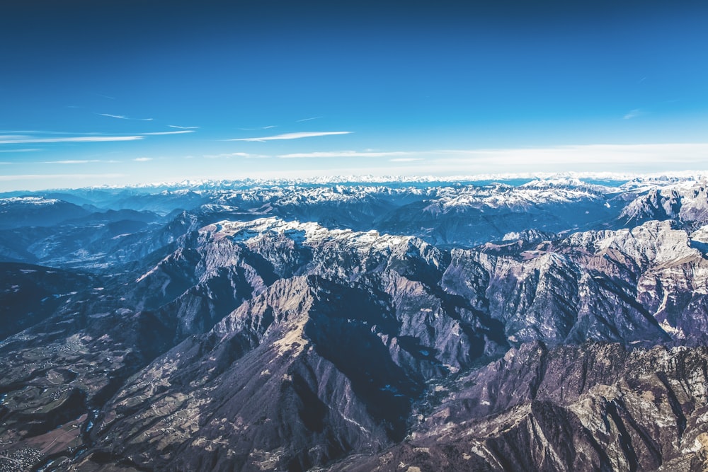 Photographie de vue aérienne de la montagne pendant la journée