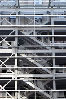 Metal mezzanine floor (tapanco) inside an industrial space with safety railings.