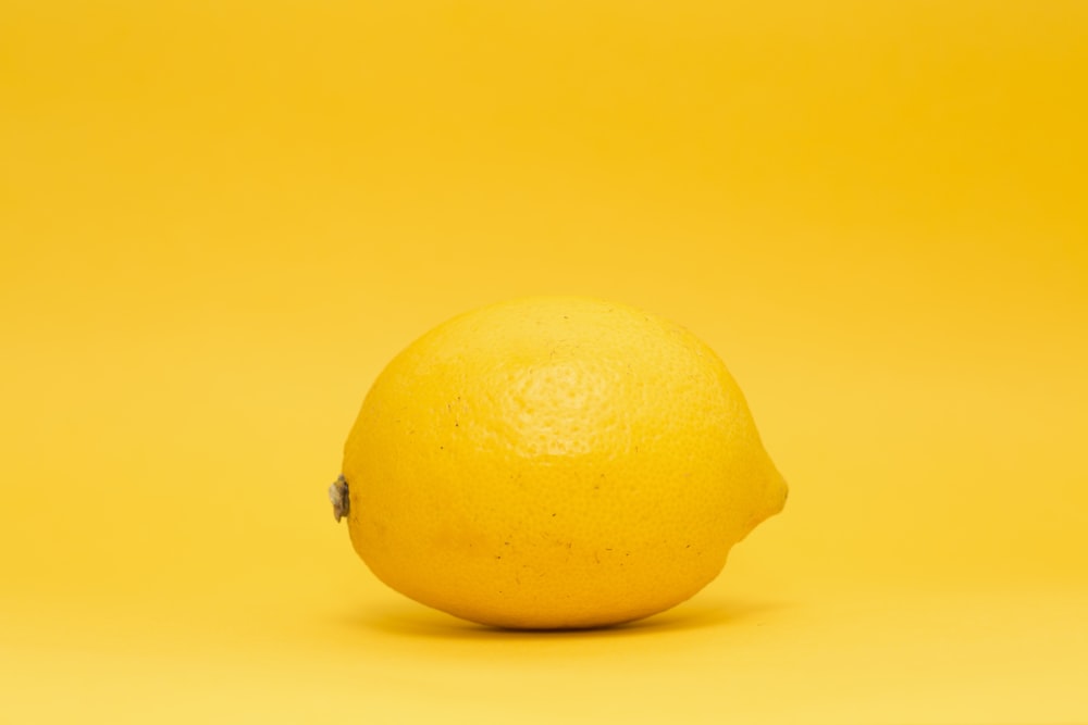 Nahaufnahme einer gelben Zitrone