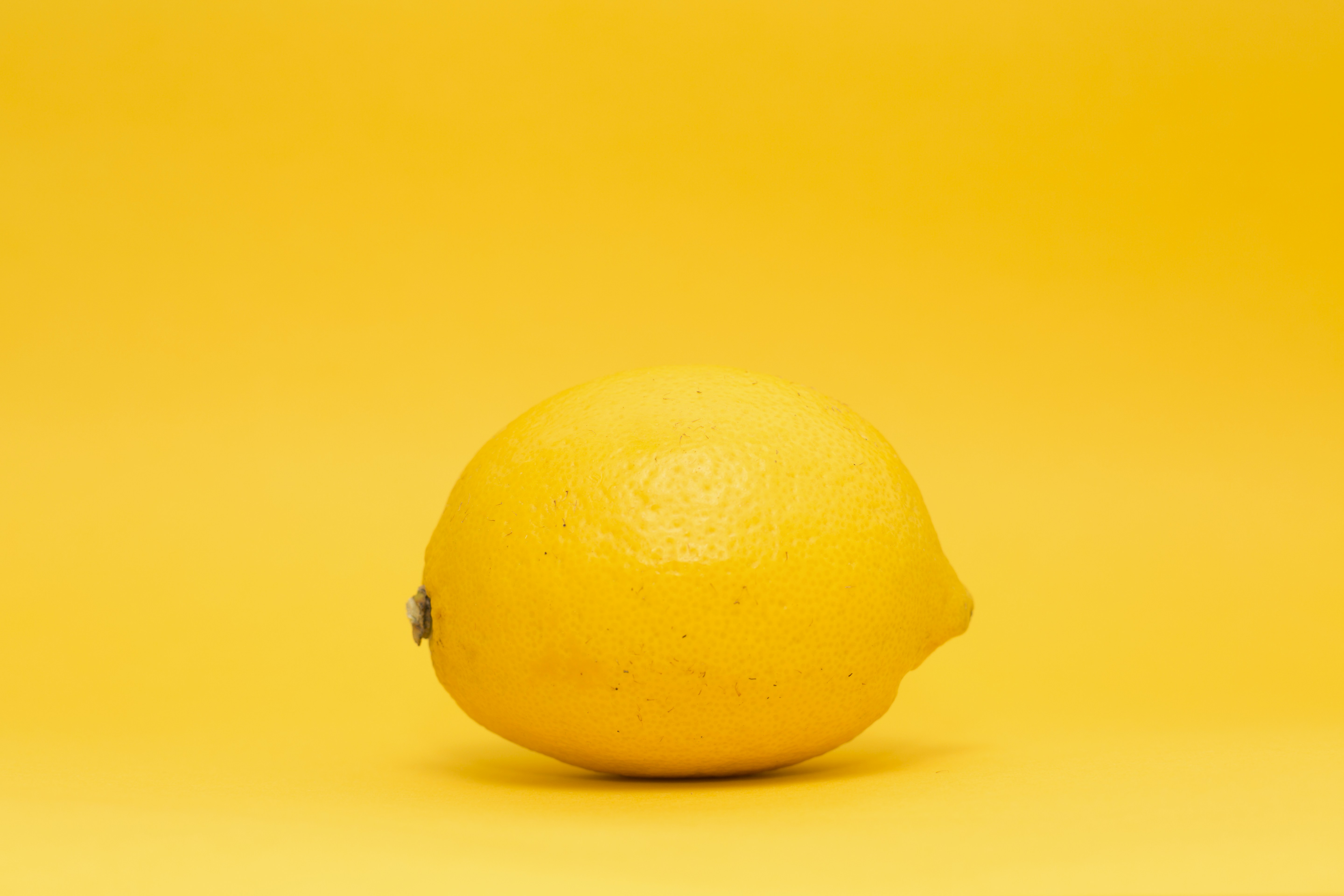 closeup photo of yellow lemon