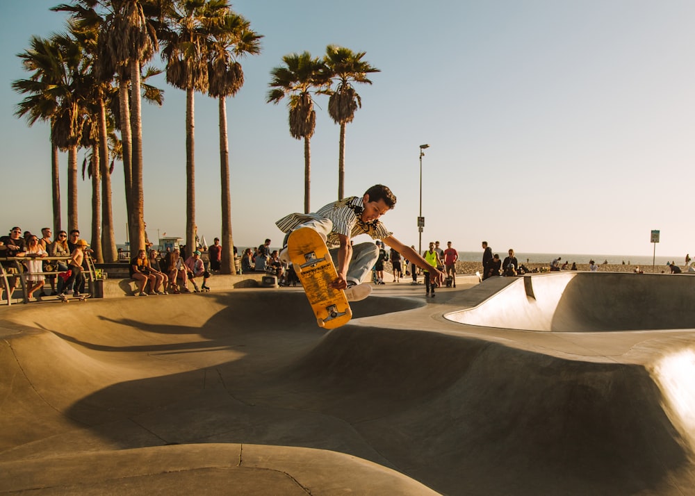 Zeitrafferfoto eines Mannes, der im Skatepark Skateboard fährt