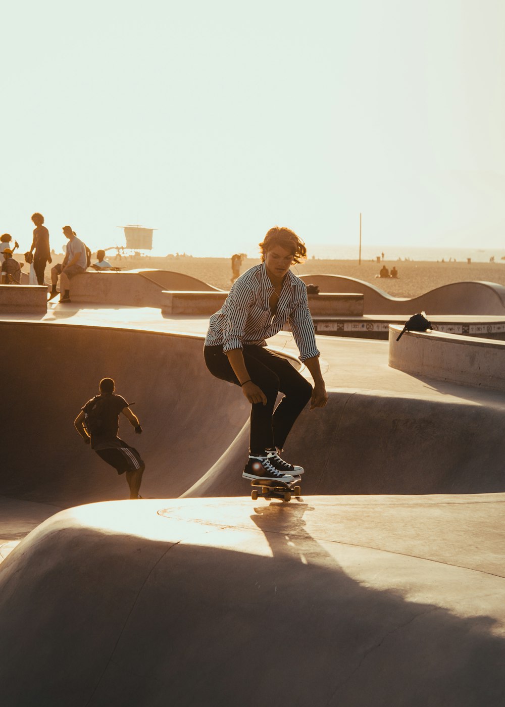 Uomo che cavalca lo skateboard sullo skate park durante il giorno