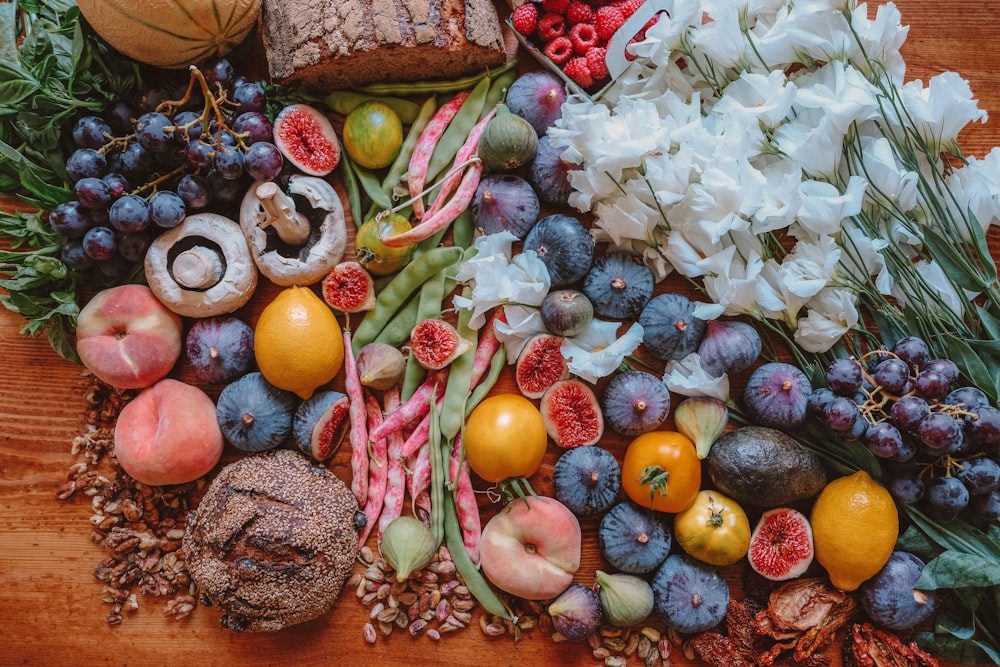 Frutas variadas y condimentos en la mesa