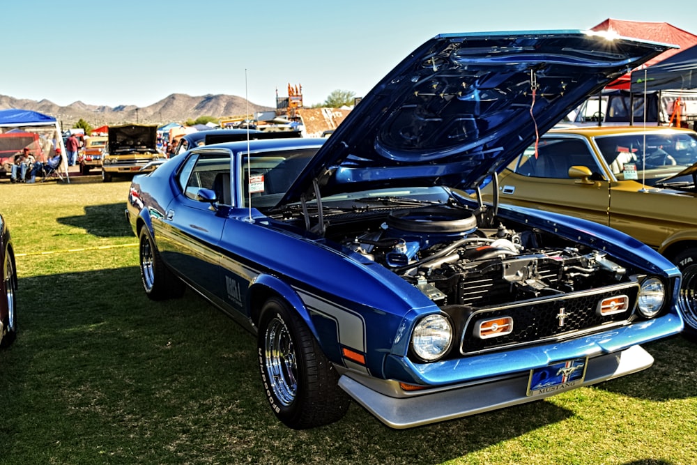 blaues Ford Mustang Coupé