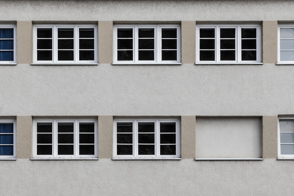 Bâtiment en béton blanc