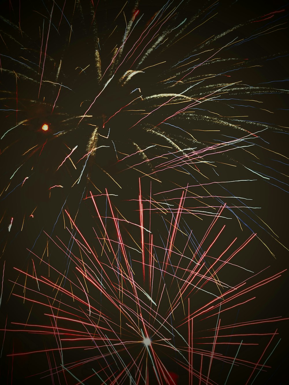 Espectáculo de fuegos artificiales durante la noche