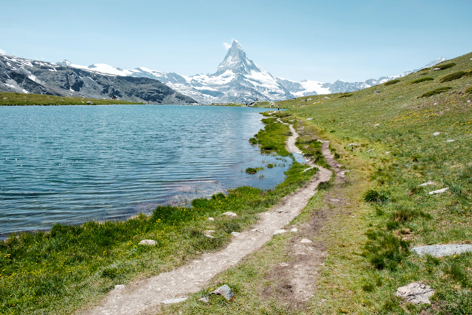 Lac et prairies de montagne en Valais, Suisse (image d'illustration)