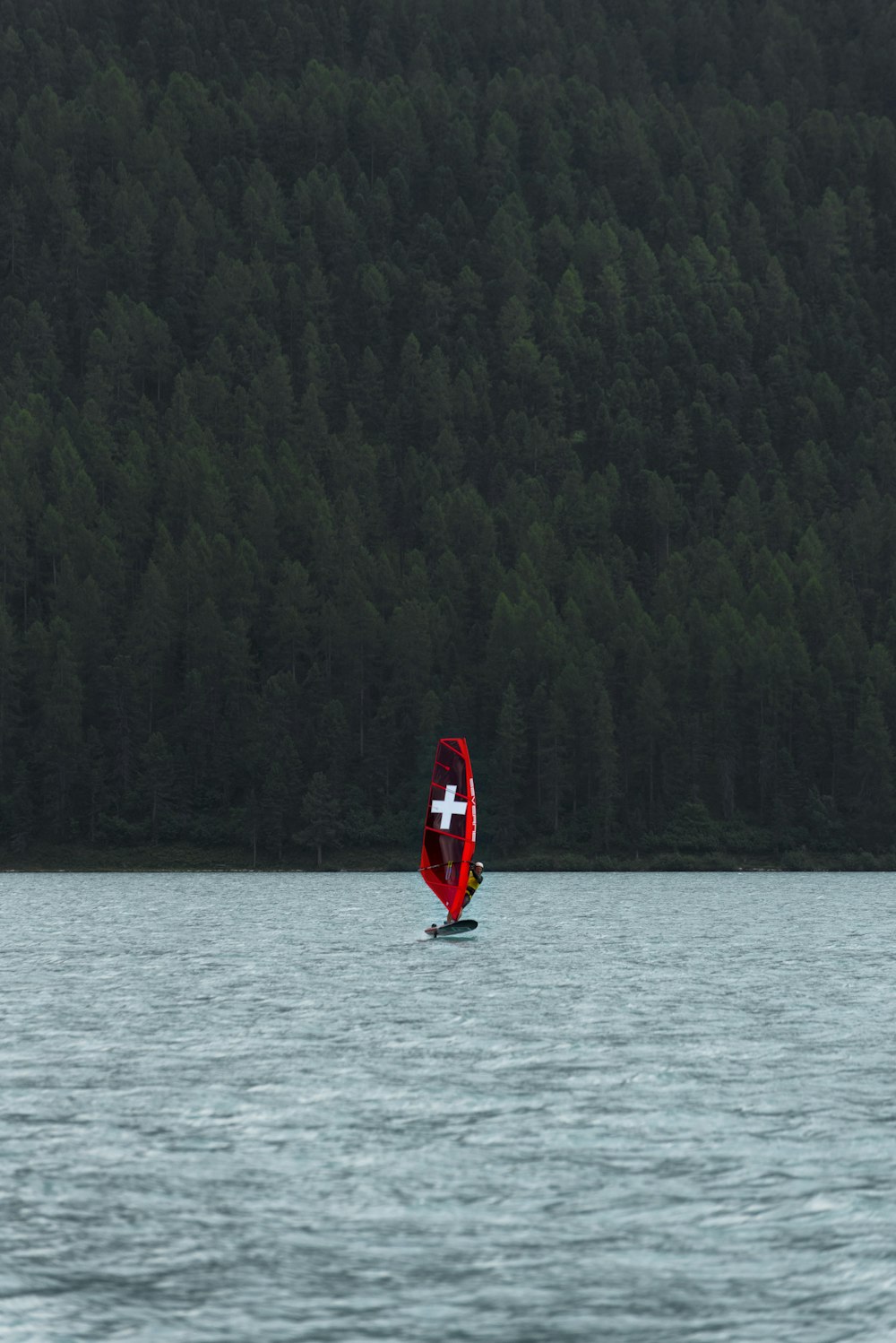 Ein Boot mit einem Kreuz darauf liegt im Wasser