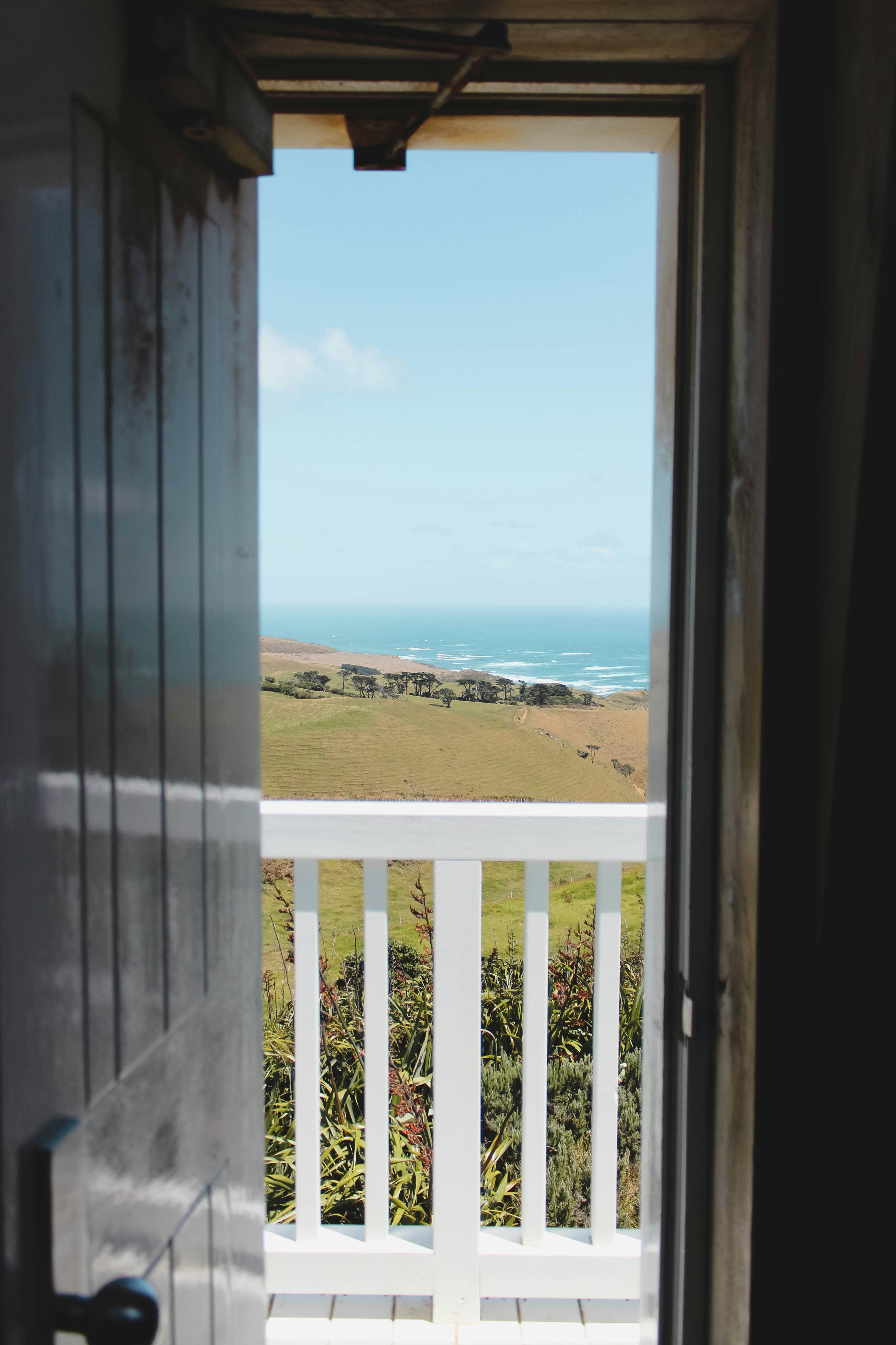 Why Smart Lighting Is Reshaping E‑commerce Landing Pages — 2026 Playbook for Shop Owners