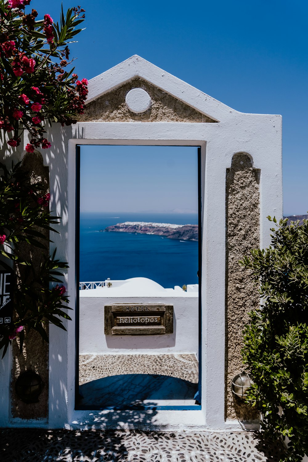 Arco de hormigón frente al océano