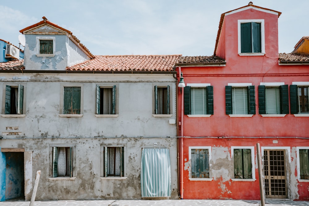 Casas rojas y grises de 2 plantas