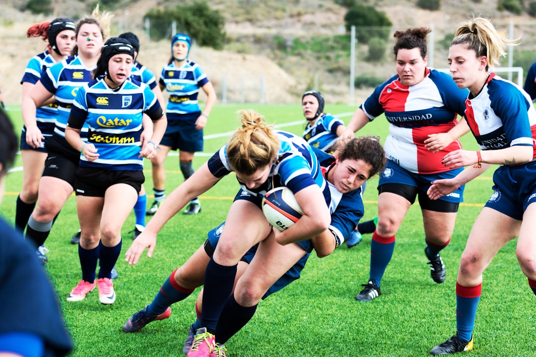 Momento en el que una jugadora del Club de Rugby Femenino de Málaga es placada por una jugadora del Club de Rugby Femenino de Granada en el curso del partido disputado en Febrero de 2018 en el Campo de Rugby Manuel Becerra de El Rincón de la Victoria (Málaga).