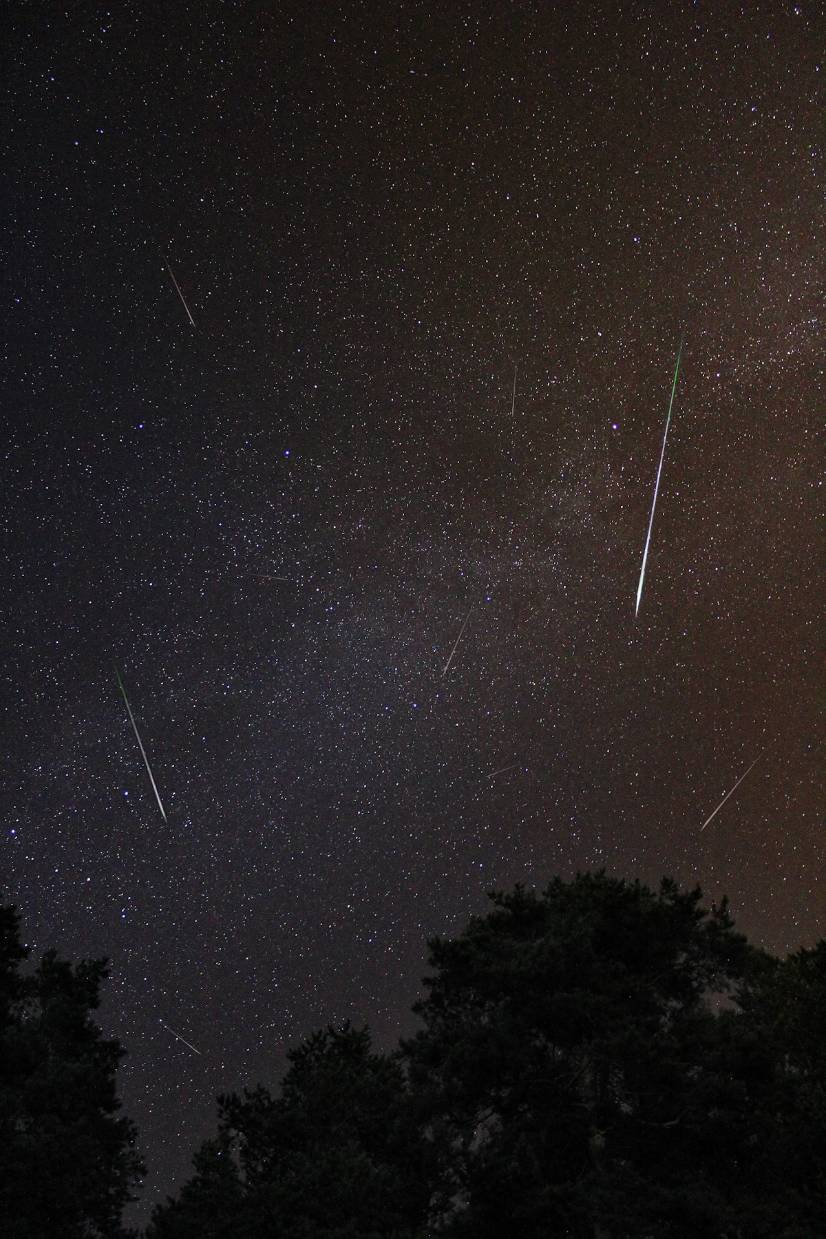 Lluvia de meteoros en cielo nocturno como símbolo de sueño intenso