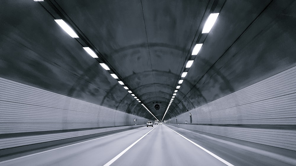 터널 아래 차량의 타임랩스 사진
