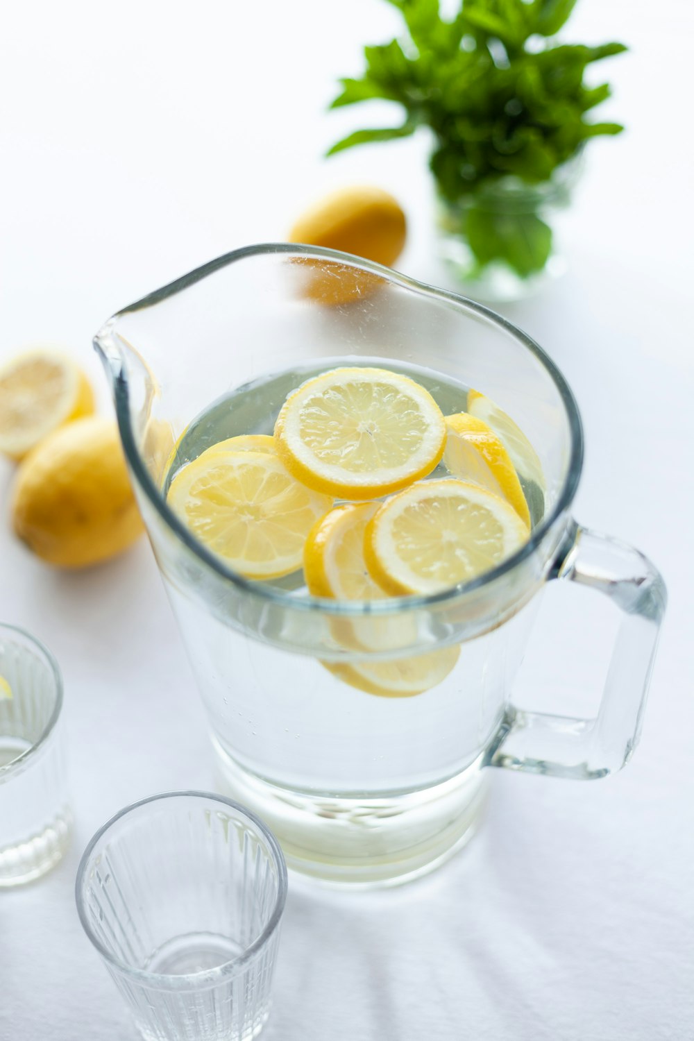 水で満たされた透明なピッチャーのレモンのスライス