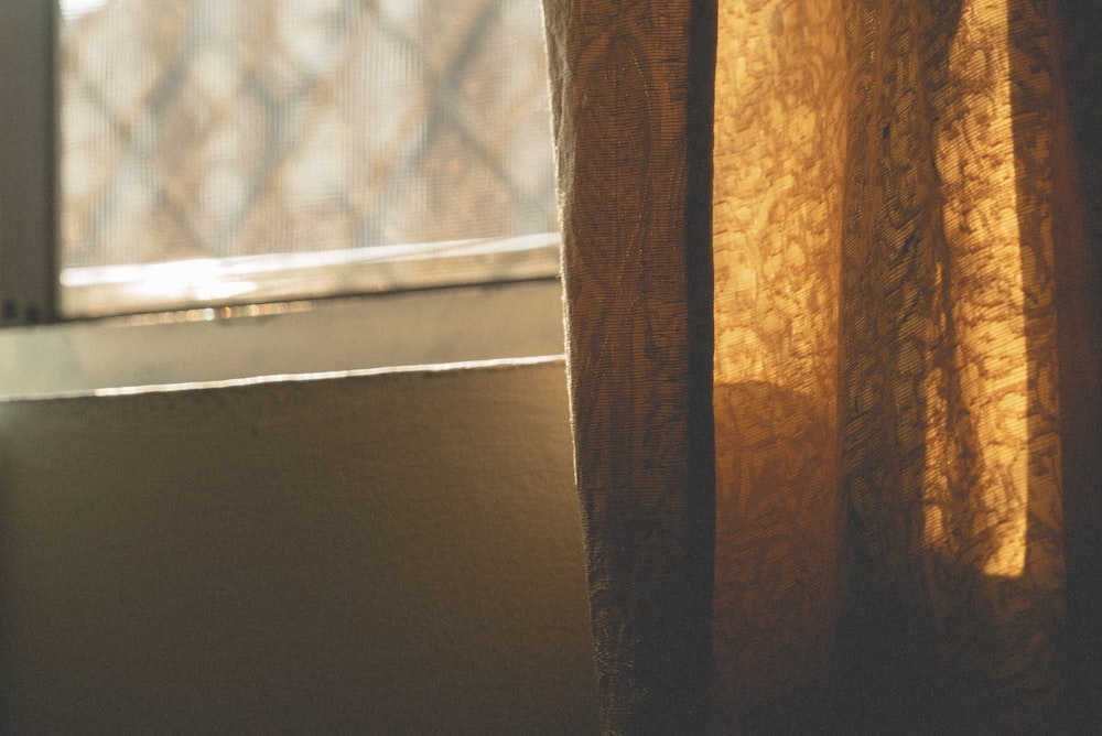 cortina de ventana de encaje marrón
