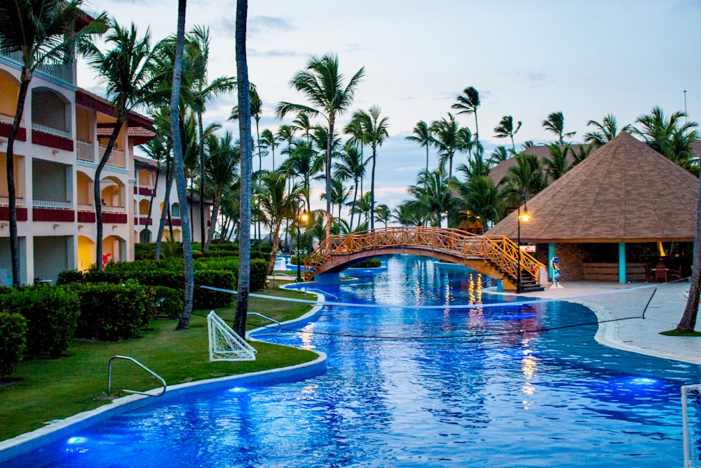 piscina de borda infinita com ponte