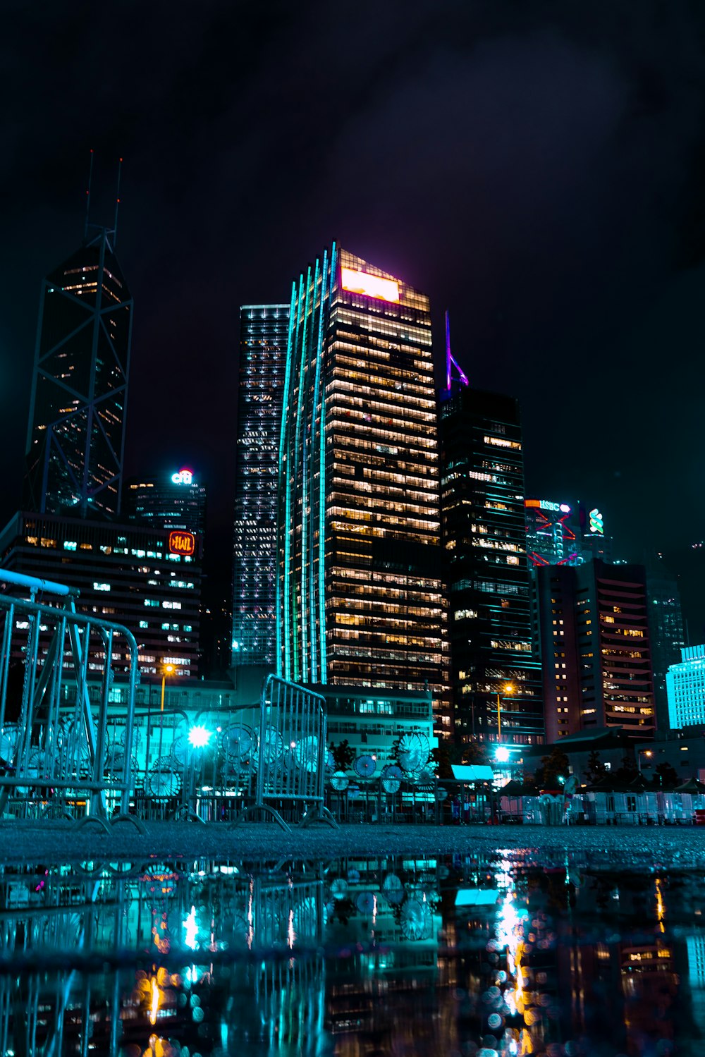 Skyline der Stadt bei Nacht