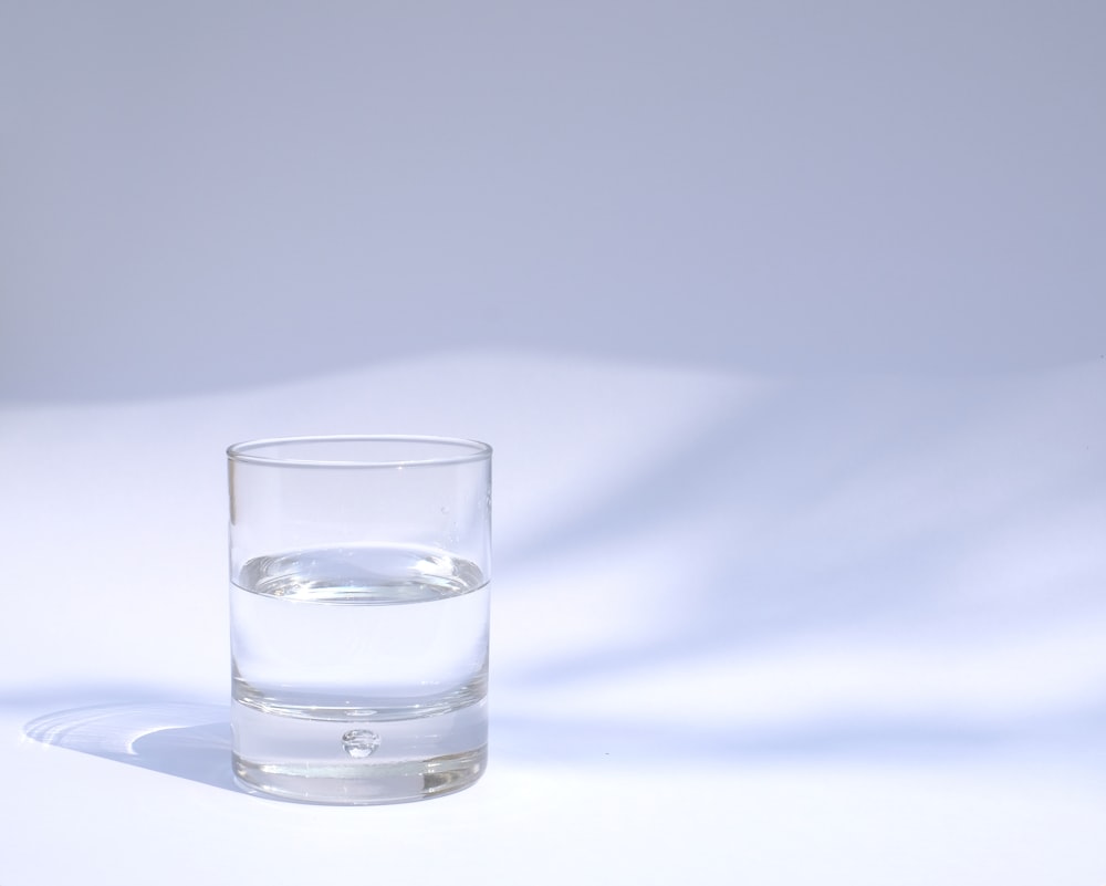 verre à boire transparent rempli d’eau