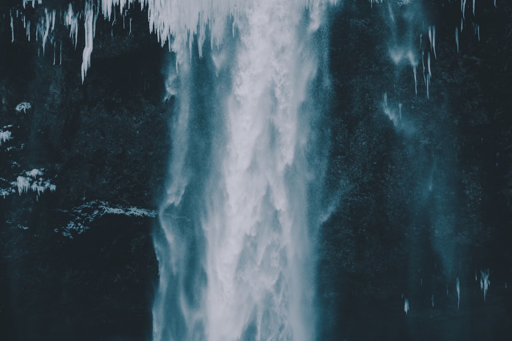 close-up photography of waterfalls