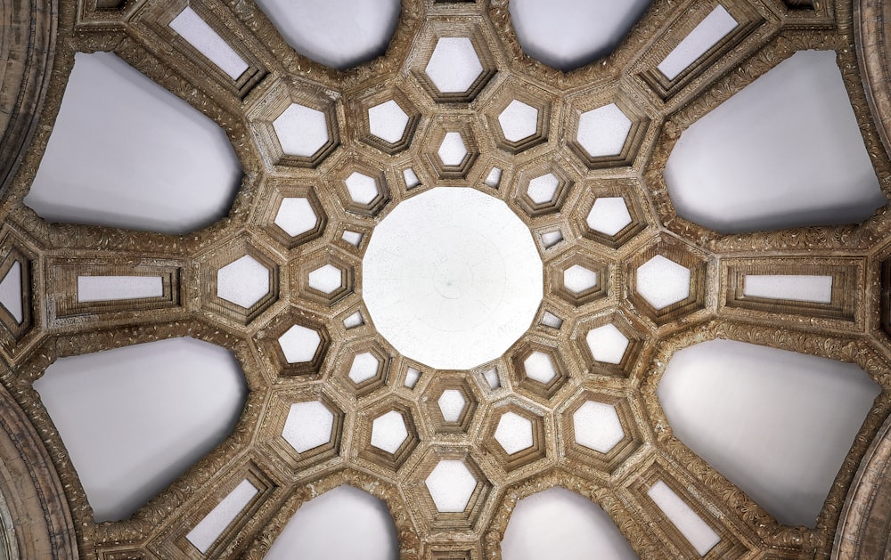 Plafond en béton brun