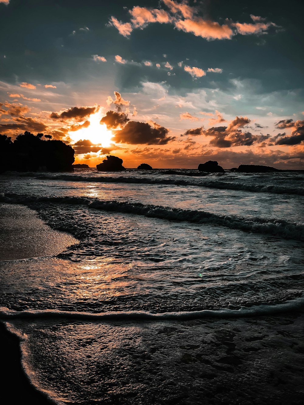 luz del sol cubriendo las nubes sobre el mar