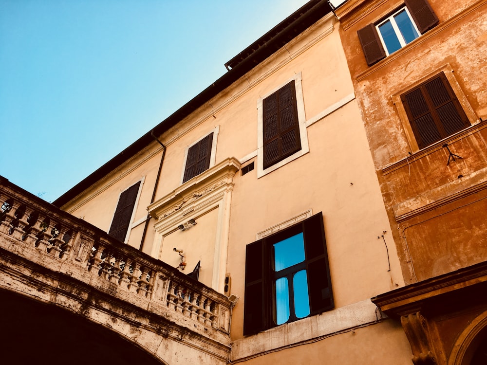 Photographie en contre-plongée d’un bâtiment brun