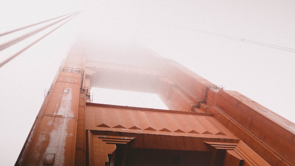 Fotografía arquitectónica de suspensión de puente de acero marrón