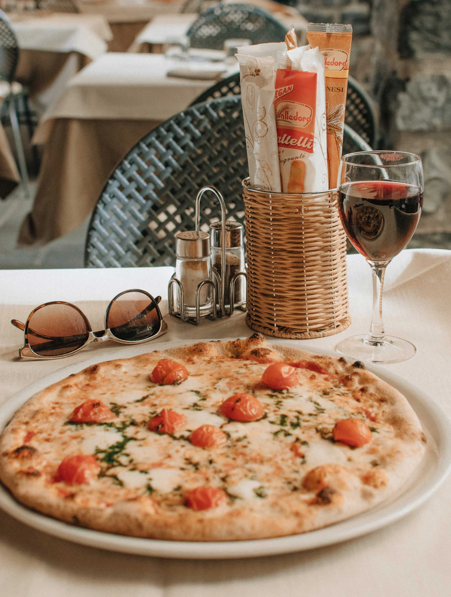 Pizza e vino su tavolo in ristorante italiano