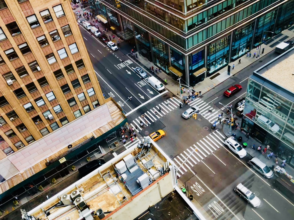 昼間の建物付近の道路を走行する車両の航空写真