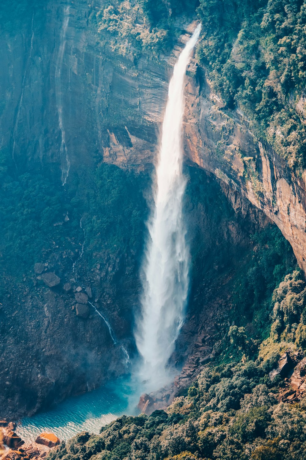 Fotografia de paisagem de cachoeira durante o dia
